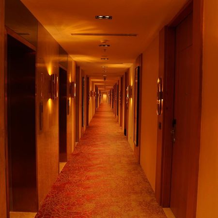 Ramada By Wyndham Gorakhpur Gorakhnath Mandir Road Hotel Kültér fotó