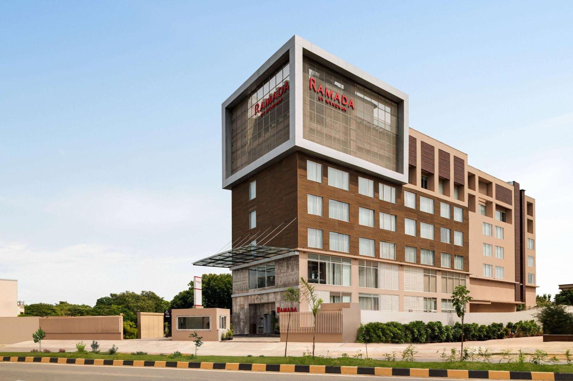 Ramada By Wyndham Gorakhpur Gorakhnath Mandir Road Hotel Kültér fotó