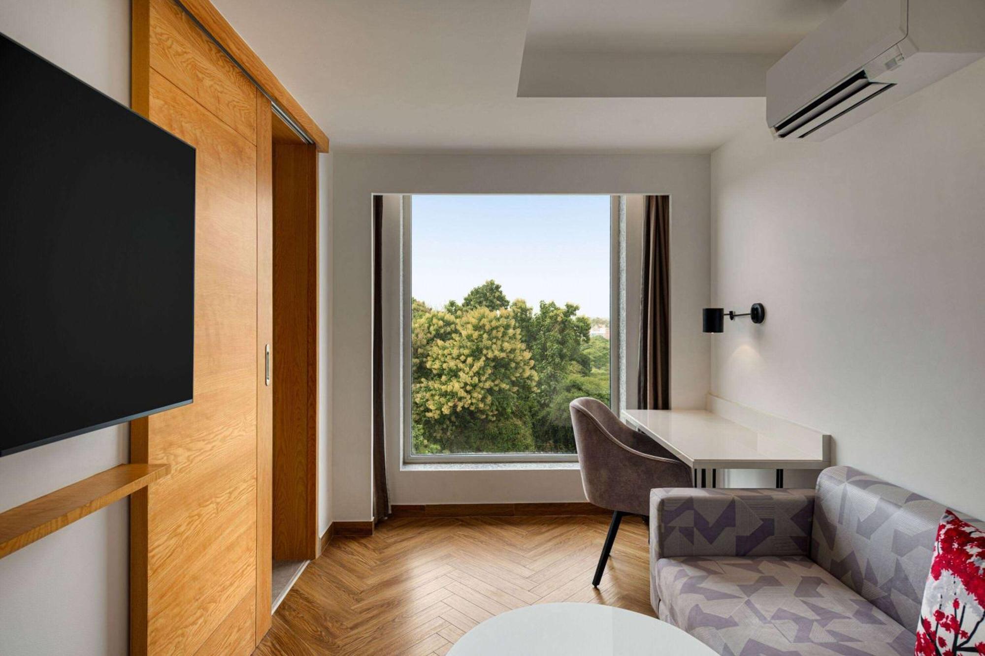 Ramada By Wyndham Gorakhpur Gorakhnath Mandir Road Hotel Kültér fotó