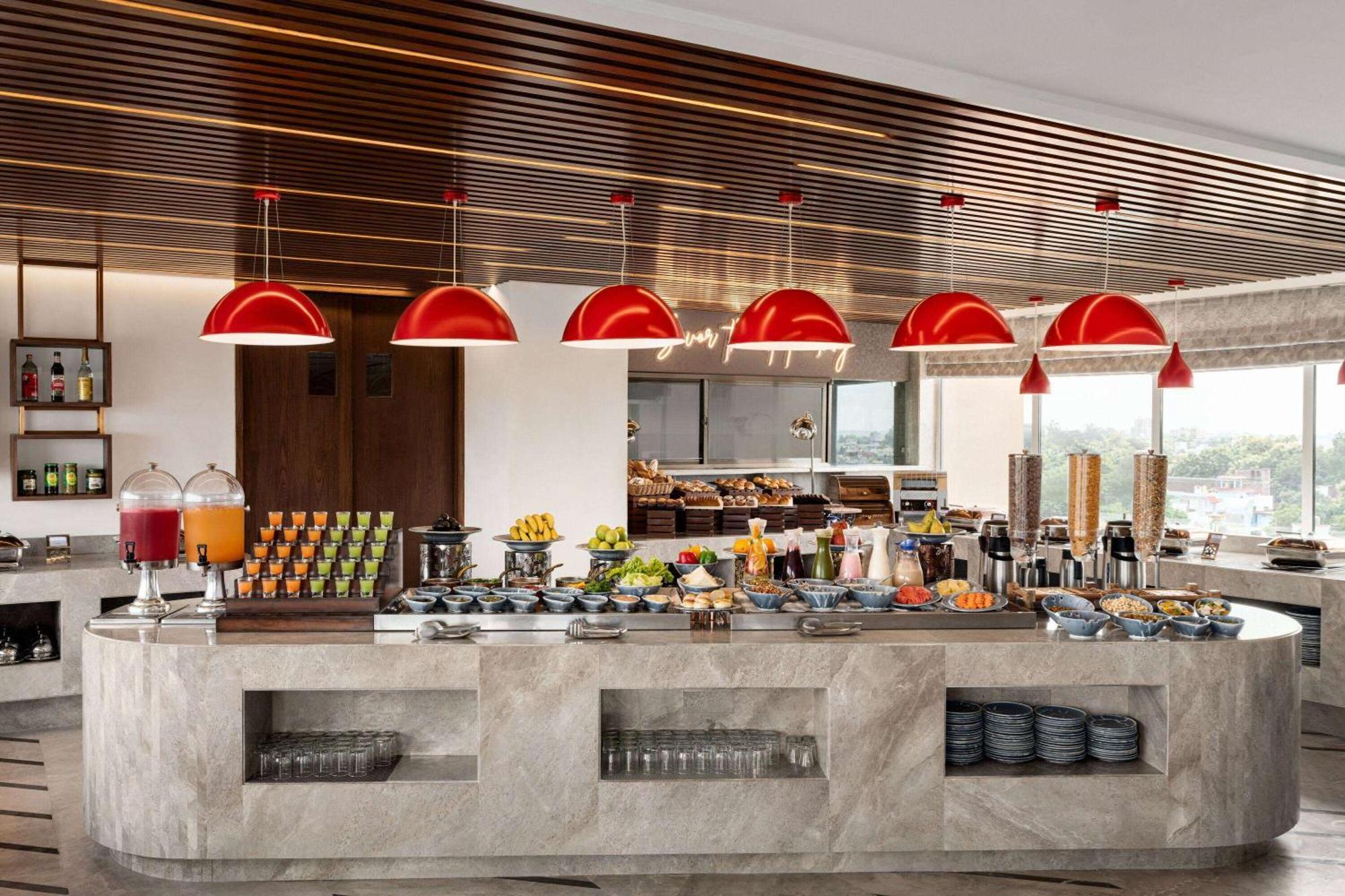 Ramada By Wyndham Gorakhpur Gorakhnath Mandir Road Hotel Kültér fotó